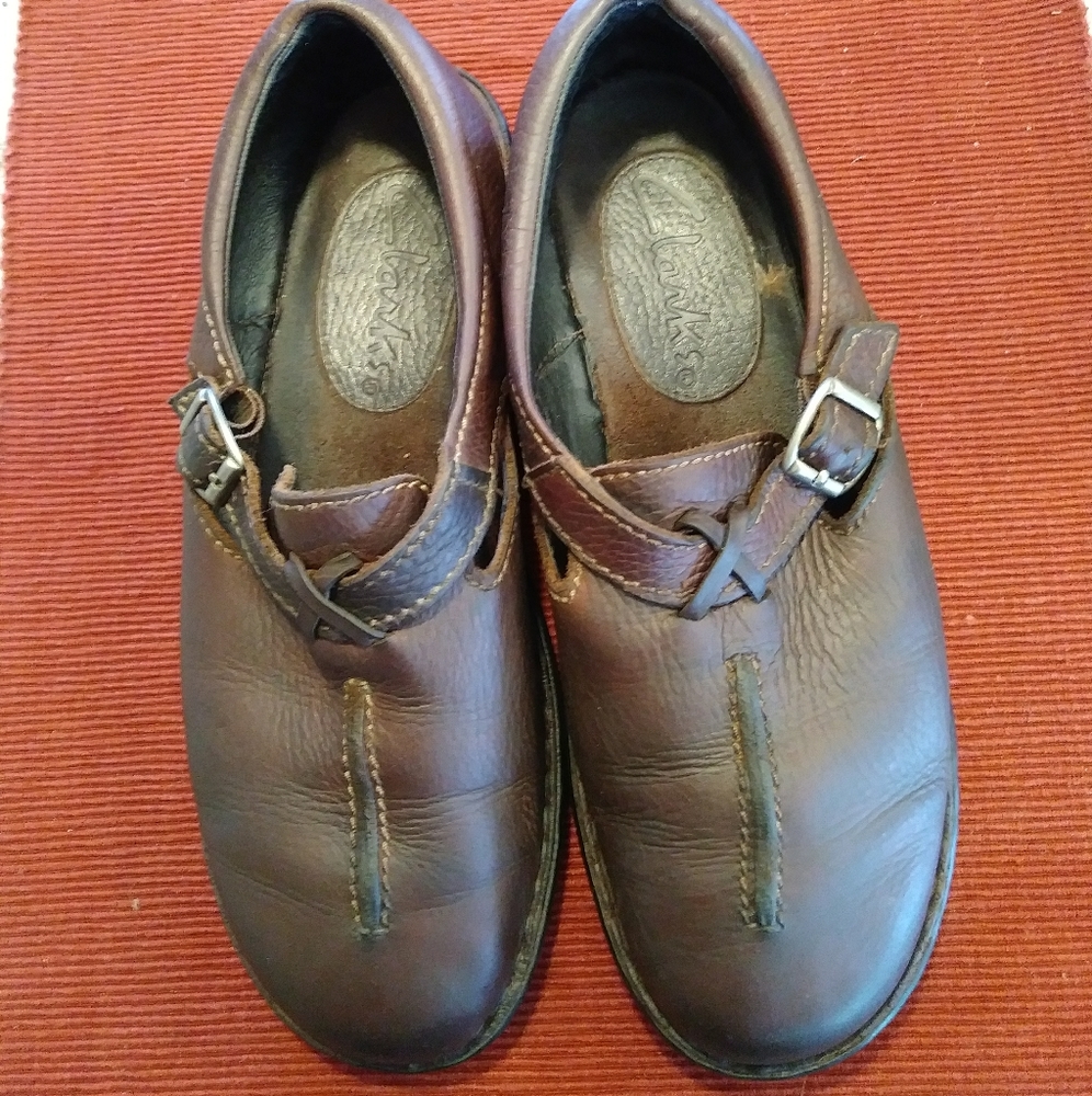 Clarks Women's Strap/Buckle Shoe - size 7.5